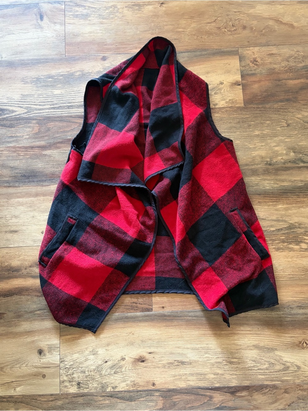 Women’s Open-Front Buffalo Plaid Vest in Red and Black
